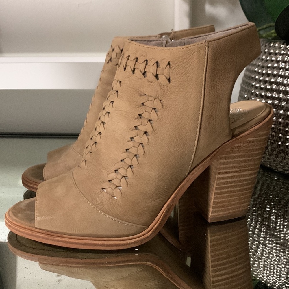 Vince camuto size 8M/38 taupe bootie